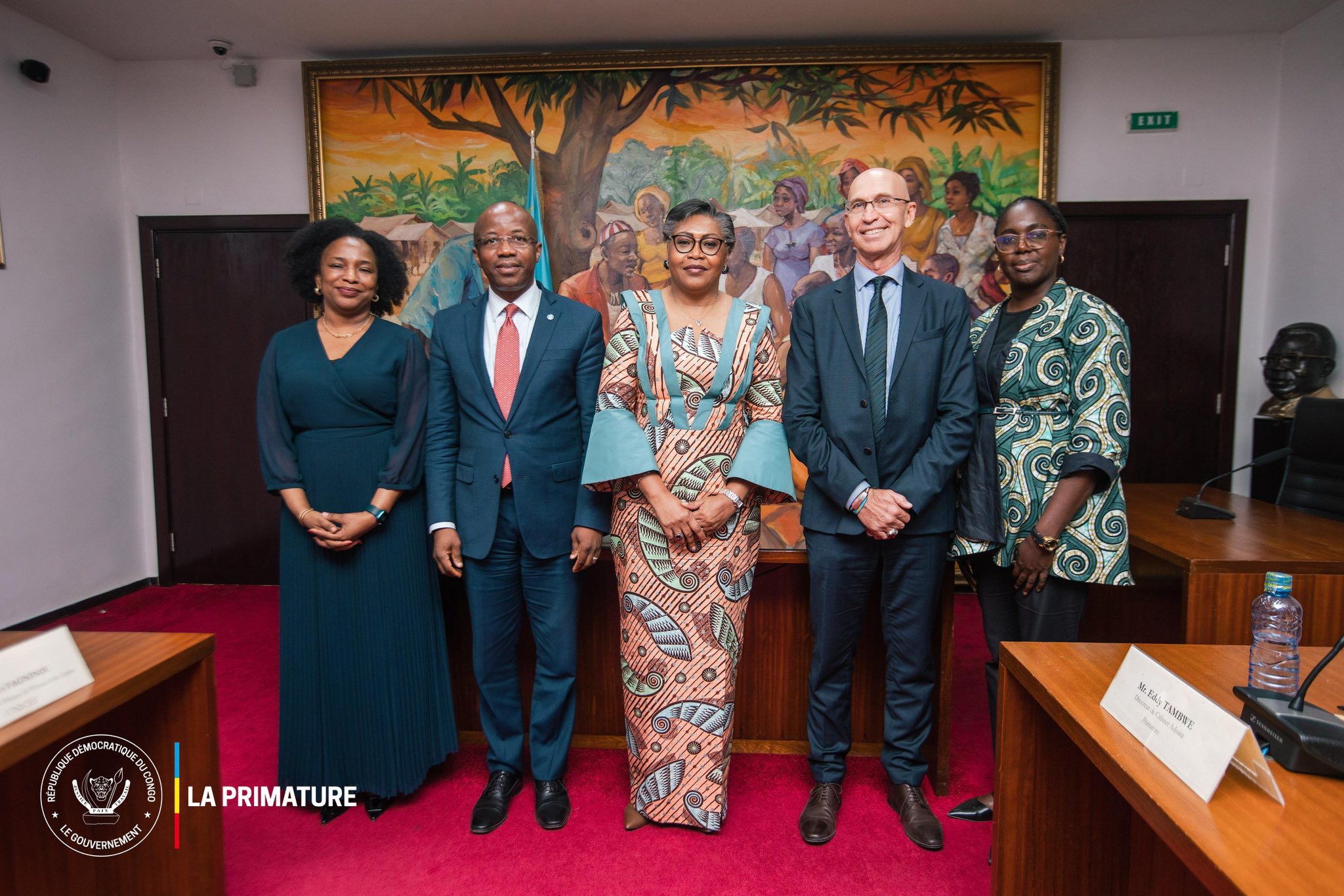 L’UNICEF engage 2 milliards de dollars pour soutenir les enfants de l’Est de la RDC : la Première Ministre Judith Suminwa en discussion avec le Directeur régional de l’UNICEF